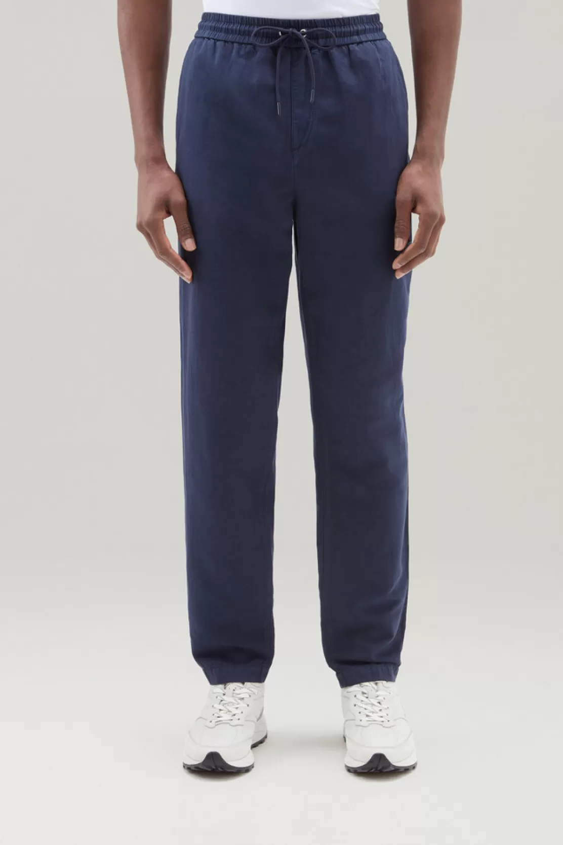 Woolrich Cargo-Hose Aus Einem Stückgefärbten Baumwoll-Leinen-Materialmix Maritime Blue Sale